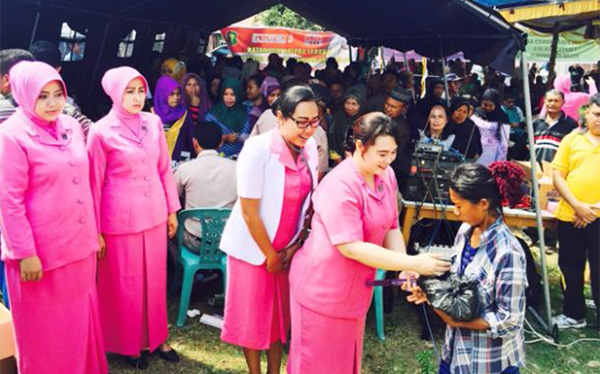 Ketua Bhayangkari cabang Gorontalo memberikan bantuan kepada rakyat miskin