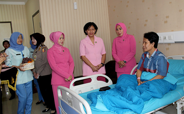 Ketua Umum Bhayangkari beserta Wakil Ketua Yayasan Kemala Bhayangkari Pengurus Pusat menjenguk anggota bhayangkari yang sakit di RS Kramat Jati Jakarta.