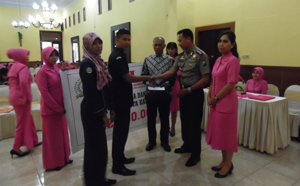 Penyerahan bantuan untuk Anggota Bhayangkari yang menderita Kanker (diwakili oleh suaminya) yang disaksikan oleh Bapak Pembina Bhayangkari Cabang Pasuruan, yang bertempat di Gedung Tunggal Panaluan Polres Pasuruan pada tanggal 3 September 2016.