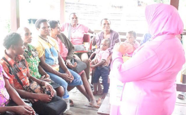 Penyuluhan kesehatan ibu dan anak oleh Ketua PC Bhayangkari Asmat bersama pengurus, bertempat di Kampung Mbait Distrik Agats, 15 Agustus 2016.