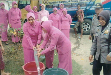 Pada tanggal 17 Juni 2016. Pengurus Bhayangkari cabang Tanah Datar melaksanakan kegiatan pemberian air bersih kepada masyarakat Jorong Barulak Kecamatan Tanjung Emas yang telah mengalami krisis air bersih selama lebih kurang 6 tahun.