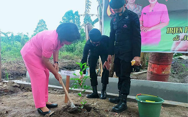 Penanaman Pohon Serta Pemberian Tali Asih Kepada Perwakilan Anggota Bhayangkari Satbrimob Kompi 4 Ketapang 2020 A