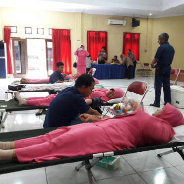 Dalam rangka memperingati Hari Kesatuan Gerak Bhayangkari ke-64 tahun 2016, di laksanakan kegiatan DONOR DARAH bagi Ibu - ibu Bhayangkari Cabang Muaro Jambi. Kegiatan ini di laksanakan di Bukit Baling pada tanggal 25 Mei 2016