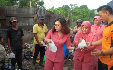 Pada Tanggal 26 Agustus 2016 Kegiatan Bhayangkari Cabang Kota Jambi Memberikan Santunan Kepada Kaum Duafa Di Sekitar Kota Jambi, Dalam Rangka HUT HKGB LXIV Tahun 2016 