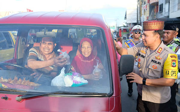 17 Mei 2019 berbagi Takjil PC Kota Sorong b